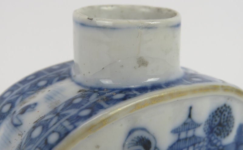 A small 18th century Chinese porcelain tea caddy with blue and white decoration, arched shoulders - Image 5 of 5