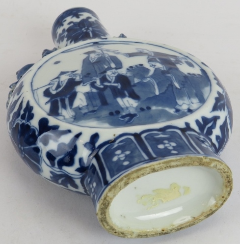 An antique Chinese porcelain moon vase with blue and white decoration and dragon handles. Height - Image 4 of 13