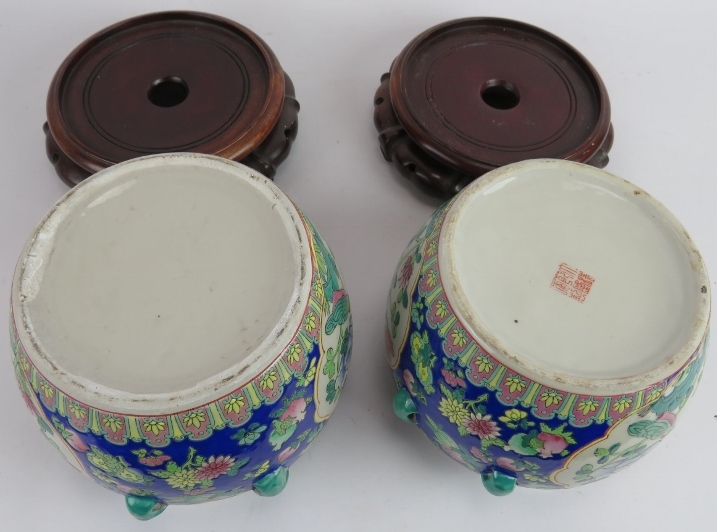 A pair of decorative Chinese porcelain covered fish bowls with interior decoration, each standing on - Image 5 of 5