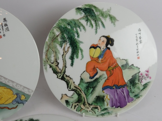 Five hand decorated Chinese porcelain plaques depicting various traditional scenes. Diameter: - Image 3 of 10