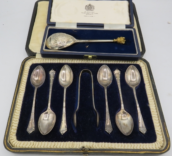 A set of 6 silver coffee spoons and matching sugar tongs. Sheffield 1918. 2.8 troy z/88 grams.