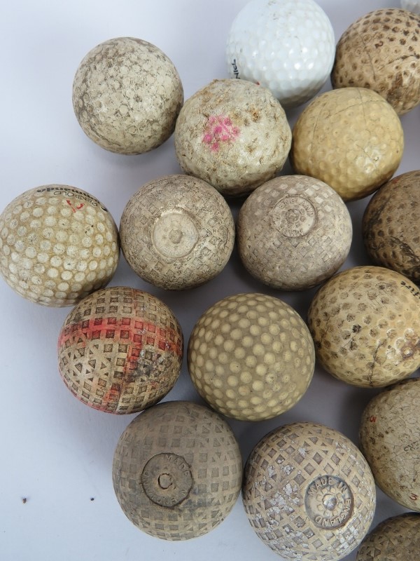 A quantity of mainly vintage golf balls including 14 mesh pattern balls. (27). Condition report: All - Image 2 of 3