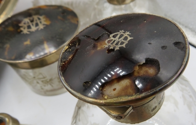 An 11 piece silver and tortoishell dressing table set. Comprising of jewellery box, 4 engraved glass - Image 3 of 8