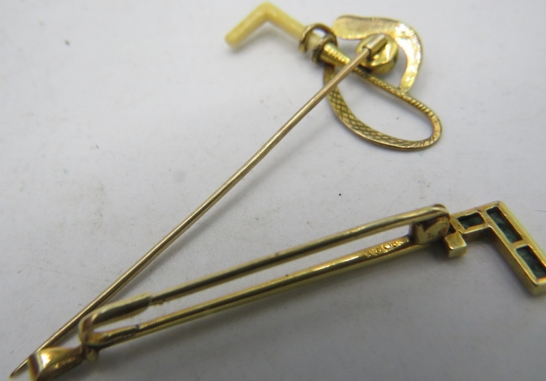 An 18ct yellow gold Art Deco bar brooch set with 7 emeralds and a yellow metal stick pin in the - Image 2 of 2