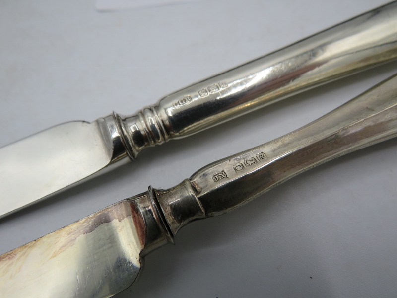 2 sets of silver handled tea knives. Sheffield 1924 and 1933. Both boxed. Condition report: Some - Image 2 of 2