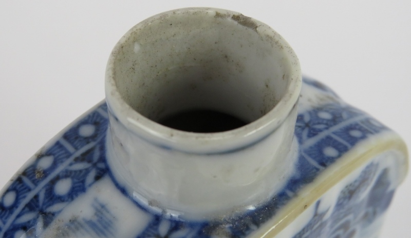 A small 18th century Chinese porcelain tea caddy with blue and white decoration, arched shoulders - Image 4 of 5