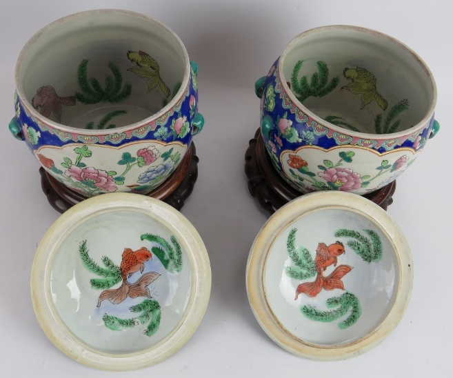 A pair of decorative Chinese porcelain covered fish bowls with interior decoration, each standing on - Image 3 of 5