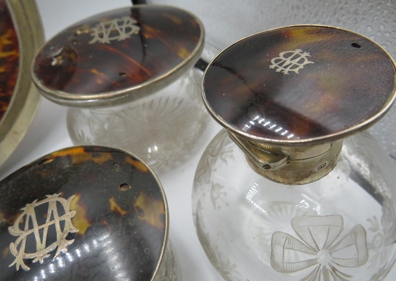 An 11 piece silver and tortoishell dressing table set. Comprising of jewellery box, 4 engraved glass - Image 6 of 8