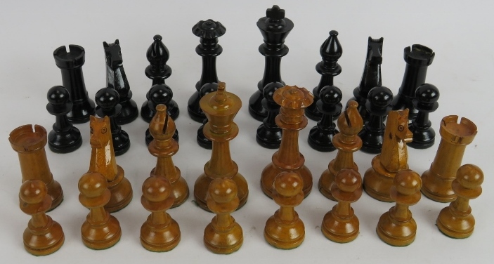 A vintage Staunton pattern chess set, tallest piece 7.5cm. Unweighted, felt based. Condition report: