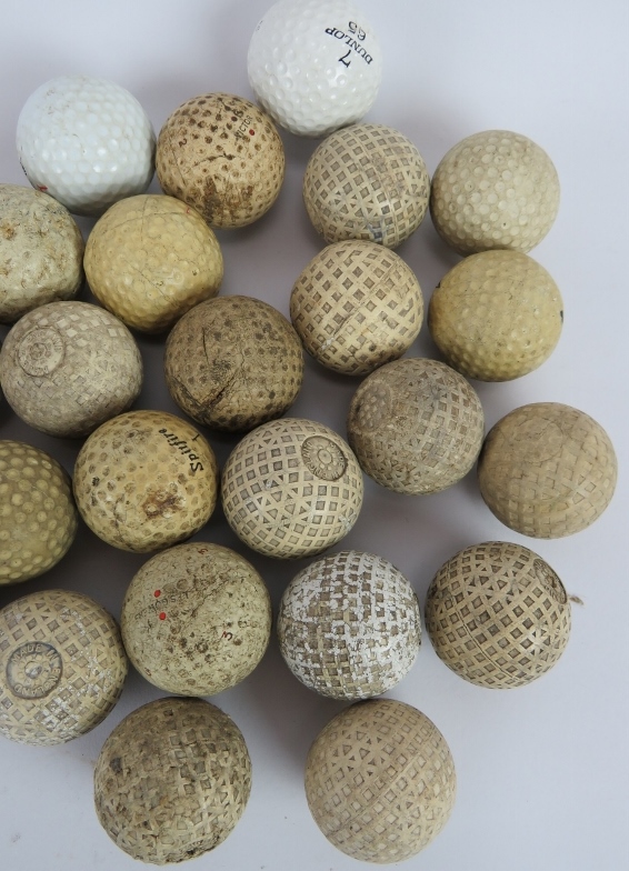 A quantity of mainly vintage golf balls including 14 mesh pattern balls. (27). Condition report: All - Image 3 of 3