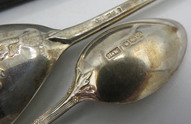 A set of 6 silver coffee spoons and matching sugar tongs. Sheffield 1918. 2.8 troy z/88 grams. - Image 2 of 2