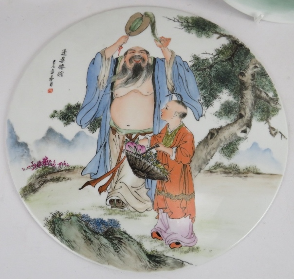 Five hand decorated Chinese porcelain plaques depicting various traditional scenes. Diameter: - Image 5 of 10