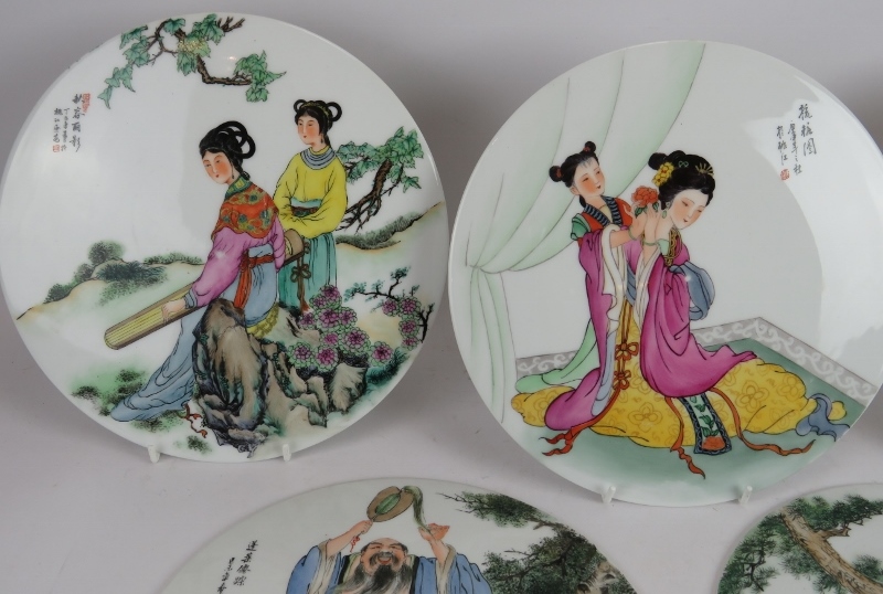 Five hand decorated Chinese porcelain plaques depicting various traditional scenes. Diameter: - Image 2 of 10