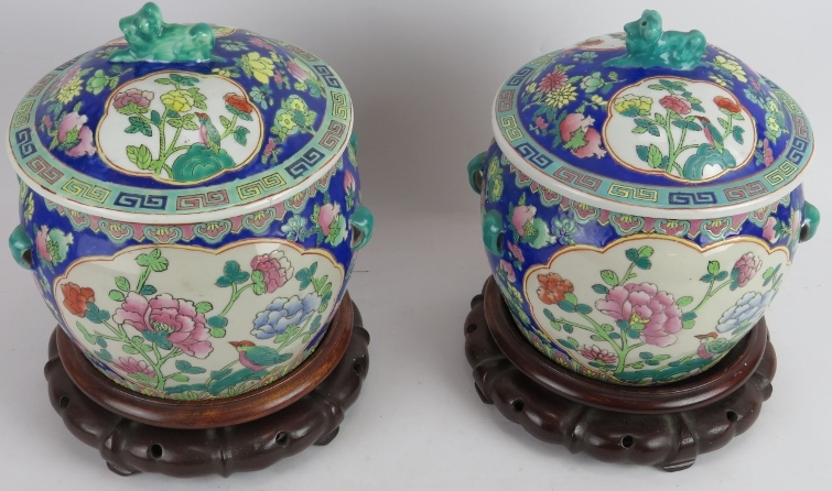 A pair of decorative Chinese porcelain covered fish bowls with interior decoration, each standing on - Image 2 of 5