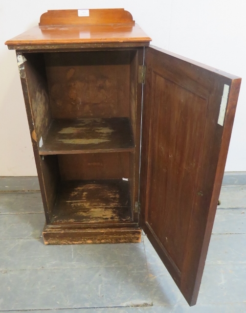 An Edwardian mahogany bedside cabinet, with reeded door and fitted shelf, on a plinth base. H81 - Image 3 of 3