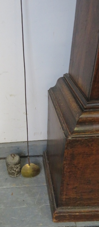 An early 18th century oak-cased longcase clock of small proportions, the plain hood with stepped - Image 4 of 7