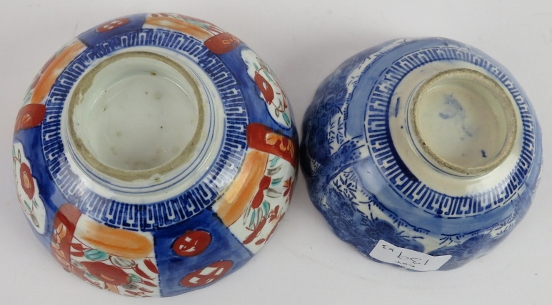 Two antique Japanese porcelain bowls and a 20th century enamelled Japanese covered jar with seal - Image 7 of 7