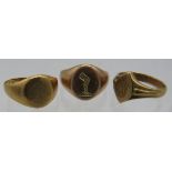 A collection or three signet rings, two 9ct gold, the other indistinct marks. Total weight approx