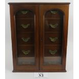 Edwardian mahogany collectors cabinet. 5 drawers enclosed by 2 glazed doors. 50cm height x 40cm wide