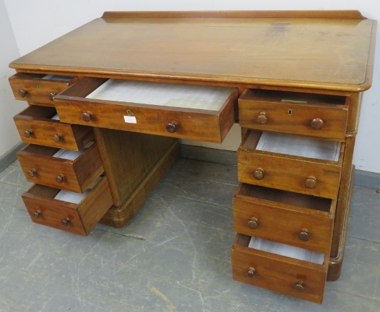 A Victorian mahogany pedestal desk, housing nine graduated drawers with turned wooden knob - Image 3 of 4