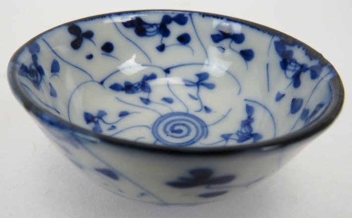 A group of Japanese ceramics. Comprising a blue and white dish, 32cm diameter, an Imari fluted dish, - Image 8 of 11