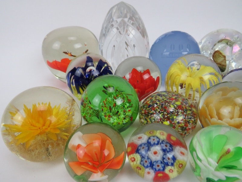 A collection of twenty six glass paperweights, 20th century. (26 items) Condition report: Minor - Image 2 of 4