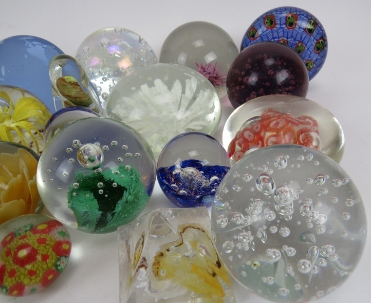 A collection of twenty six glass paperweights, 20th century. (26 items) Condition report: Minor - Image 4 of 4