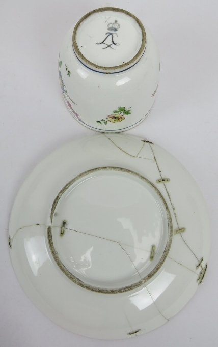 A collection of porcelain cups and saucers, 18th/19th century. (12 items). Condition report: - Image 4 of 6