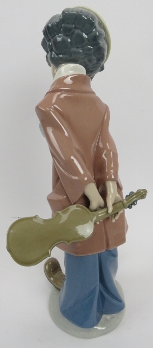 A Lladro porcelain figure 'Clown with Violin'. Model No 5057. 10.6 in (32 cm) height. Original box - Image 2 of 3
