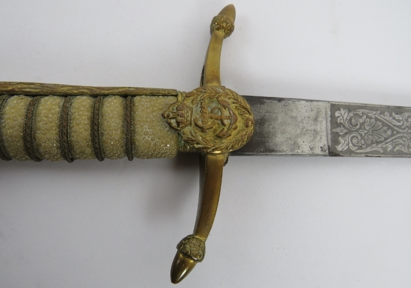 A George VI Royal Navy Midshipman's dirk and scabbard. Engraved blade with shagreen handle, lions - Image 5 of 7