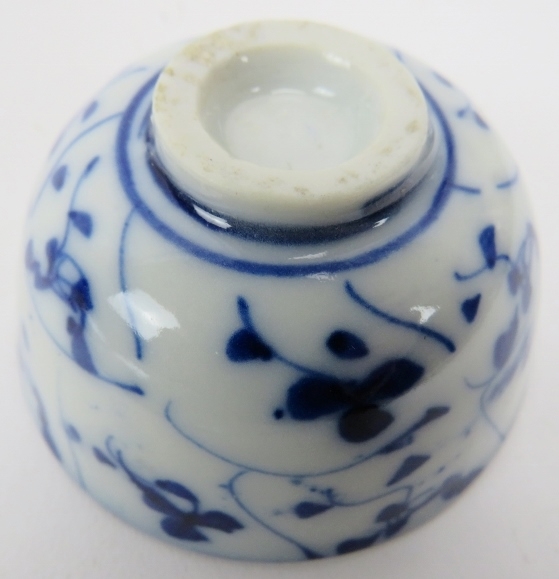 A group of Japanese ceramics. Comprising a blue and white dish, 32cm diameter, an Imari fluted dish, - Image 11 of 11