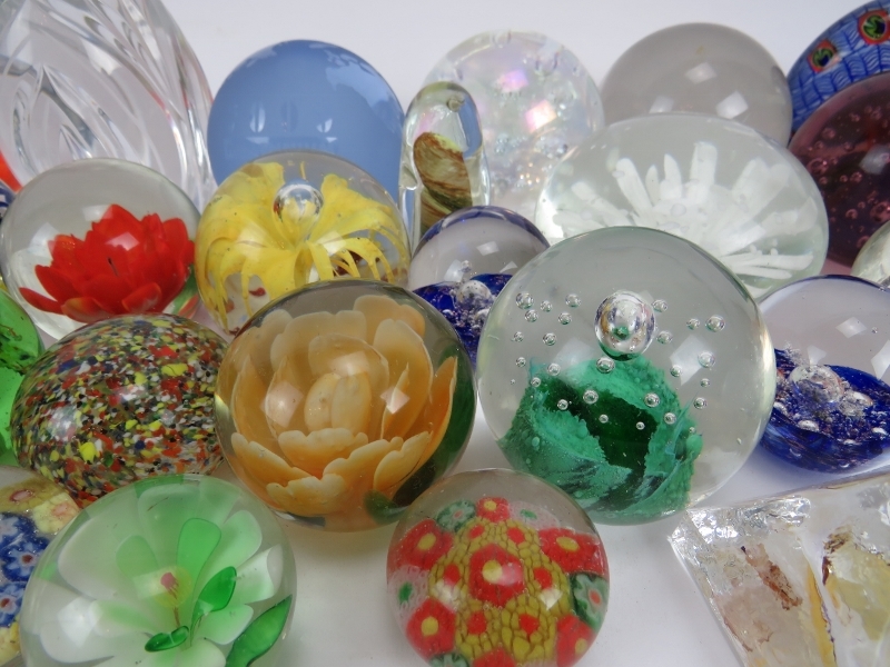 A collection of twenty six glass paperweights, 20th century. (26 items) Condition report: Minor - Image 3 of 4