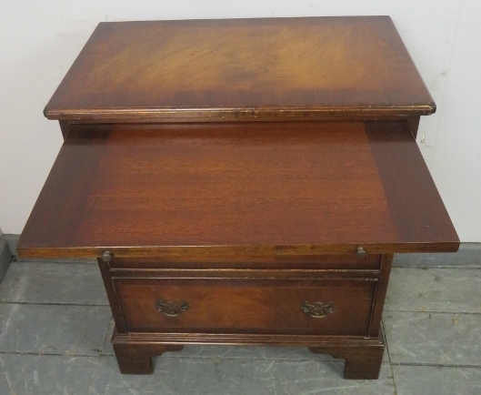 A reproduction mahogany bachelor’s chest, crossbanded and strung with satinwood and ebony, with - Image 4 of 4