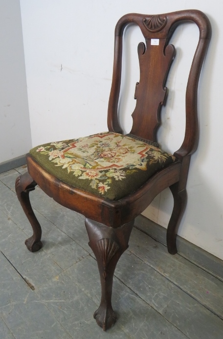 An antique occasional chair in the manner of George II, with shaped back splat and drop-in - Image 2 of 4