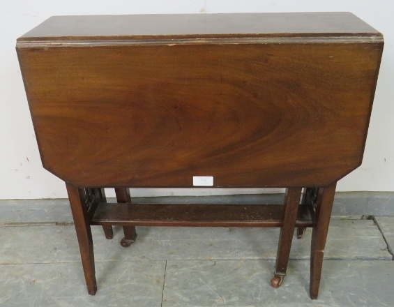 An Edwardian mahogany Sutherland table, on tapering square supports. H61cm W61cm D18-73cm (