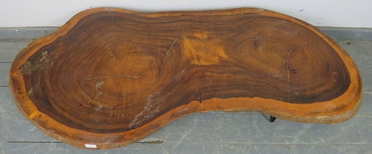 A naturalistic hardwood low coffee table, on hairpin legs. H24cm W147cm D68cm (approx). Condition - Image 3 of 3