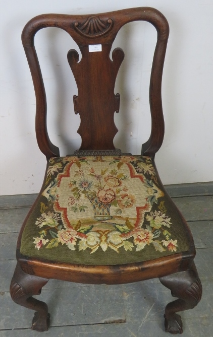 An antique occasional chair in the manner of George II, with shaped back splat and drop-in - Image 4 of 4