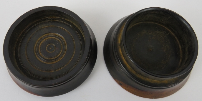An English lignum vitae turned wood spice container box and cover, 18th/19th century. Of cylindrical - Image 4 of 6