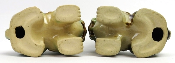 A matched pair of sandai glazed ceramic Buddhistic lions. Both of similar form with incised and - Image 5 of 5