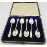A set of 6 silver teaspoons with engraved edge, Sheffield 1912, boxed. Approx weight 2.4 troy oz/