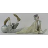 A large Lladro clown figurine. 15 in (38 cm) length. Condition report: Excellent condition.