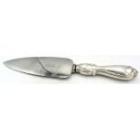 A stainless steel cake/pie slice with sterling silver marked handle. Condition report: Surface