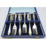 A set of 6 silver pastry forks, Sheffield 1933. Approx weight 3.5 troy oz/110 grams. Condition