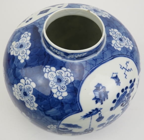 A Chinese blue and white porcelain vase, late 19th/early 20th century. Of ovoid form, decorated with - Image 4 of 5