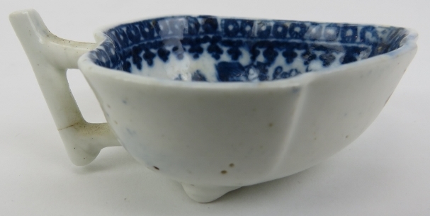 A group of four early Worcester Fisherman pattern blue and white porcelain wares, circa 1770 - 1790. - Image 2 of 5