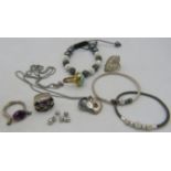 A collection of 4 various rings to include an 8 cabochon amethyst set ring, marked 925, size O, an