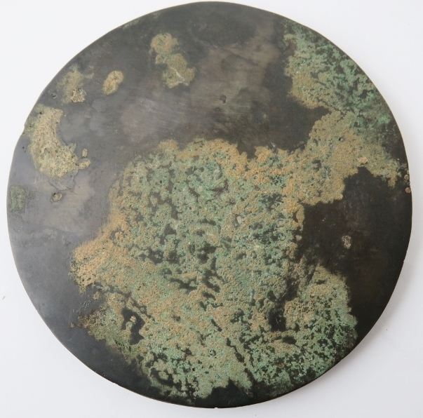 Two Chinese bronze mirrors. In the Tang dynasty style with decoration cast in relief depicting a - Image 3 of 5