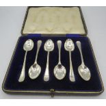 A set of 6 silver teaspoons with engraved edge, Sheffield 1912, boxed. Approx weight 2.4 troy oz/