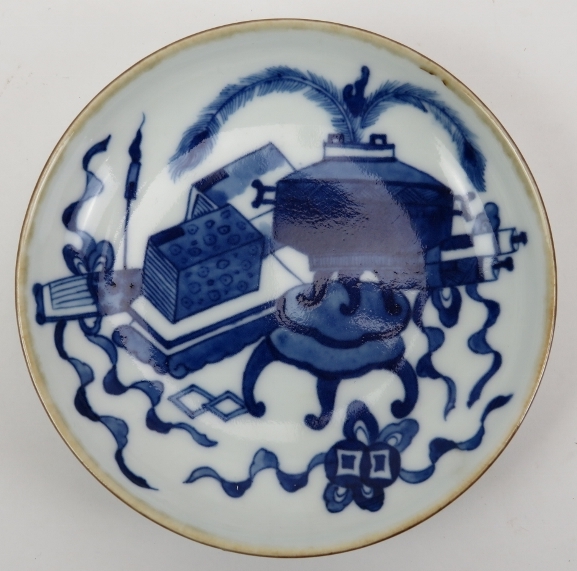 A group of Chinese porcelain wares, late 19th/20th century. Comprising a pair of blue and white - Image 7 of 8