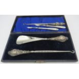 A boxed pair of silver handled button hook & shoe horn, Chester 1906, a silver handled button